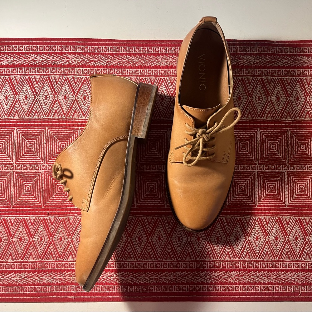 Vionic tan leather oxford